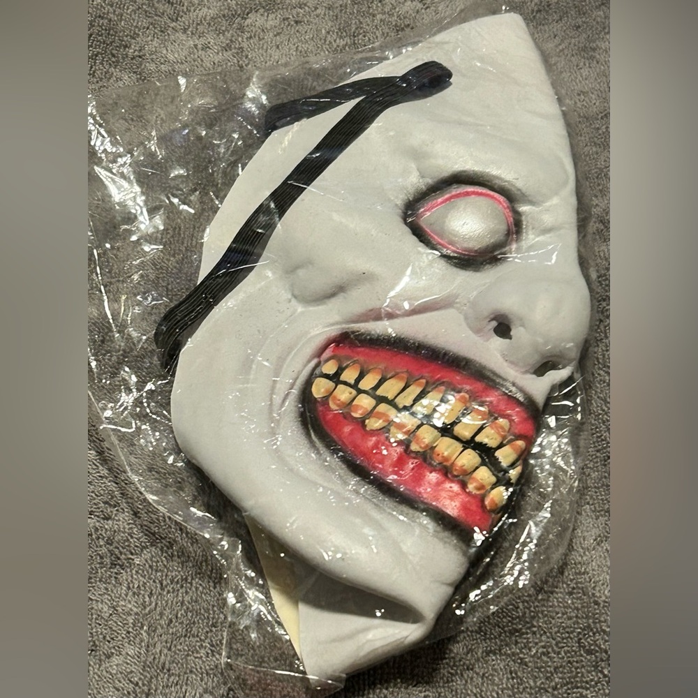 SPOOKY HORROR FACE MASK FOR HALLOWEEN/COSPLAY/PRANKS! NWT/NEW-IN-PLASTIC!